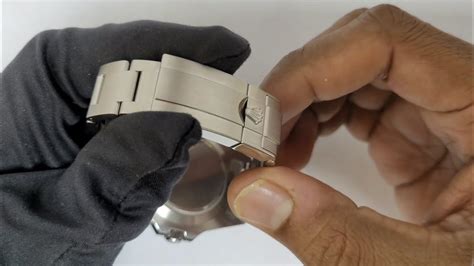 how to adjust Rolex bracelet clasp